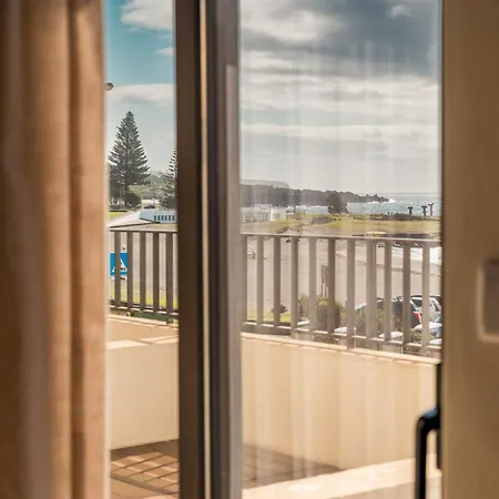 Waves Понта-Делгада